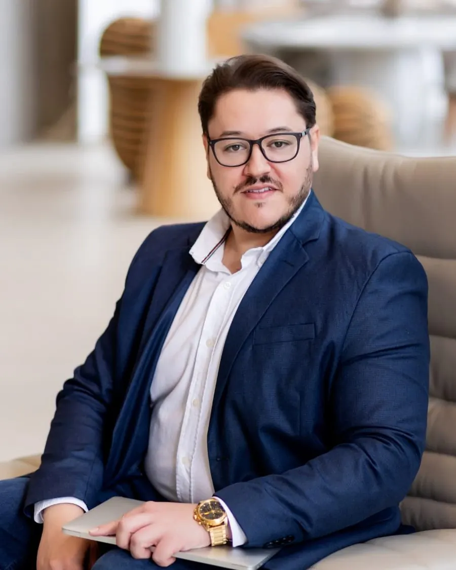 Dr. Rodrigo Antonholi, especialista em implantodontia e ortodontia da Antonholi Odontologia em Umuarama